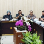 Hearing antara Komisi B DPRD Jember dengan Asisten 1 Bagian Pemerintahan dan Dinas Koperasi dan UMKM setempat, Rabu (13/11/2019).