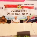 Pimpinan DPRD Gresik saat memberikan keterangan pers. foto: SYUHUD/ BANGSAONLINE