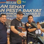 Ketua IKA UTM, Abdul Halim, beserta pemenang undian utama motor.