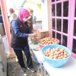 Gubernur Jawa Timur, Khofifah Indar Parawansa,  sejak Sabtu lalu berkantor di Lumajang. Hari ini, Senin (6/12/2021), Khofifah menyambangi Kecamatan Pronojiwo, Lumajang. Foto: Humas Pemprov Jatim