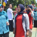 Ketua TP PKK Gresik Hj. Maria Ulfa Sambari saat mendampingi rombongan PKK Kabupaten Merangin keliling Desa Sambogunung. foto: SYUHUD/ BANGSAONLINE