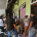 Petugas saat melakukan pemeriksaan rumah kos di Kecamatan Sananwetan yang diduga jadi lokasi TPPO