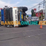 Kondisi truk muatan batu bara yang terguling di perlintasan kereta api. Foto: AAN AMRULLOH/BANGSAONLINE