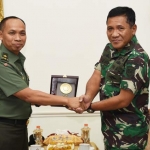 Kaskoarmada II Laksma TNI Ahmadi Heri Purwono meberikan cinderamata kepada Kabaranahan Kementerian Pertahanan RI Brigjen TNI Budi Prijono.