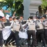 Saling dorong antara pendemo dengan petugas Dalmas Polres.