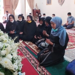 ?Gubernur Jawa Timur, Khofifah Indar Parawansa melayat ke rumah duka Ibunda Presiden Joko Widodo, Sudjiatmi Notomiharjo, di Solo.