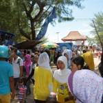 ?

Pengunjung selalu membludak di Pantai Lombang. Foto:lukman/BANGSAONLINE