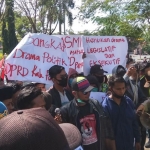 Massa Jaka Jatim saat melakukan orasi di depan Gedung DPRD Kabupaten Pamekasan. (foto: ist).