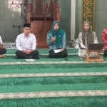 Bupati Mojokerto, Muhammad Al Barra (dua dari kanan) saat mendampingi ketua TP PKK Kabupaten, Shofiyah Hana Al Barra di acara kajian tematik