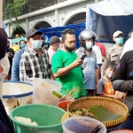 Bupati Gresik Gus Yani (kanan) berbincang dengan salah satu PKL alun-alun. foto: ist.