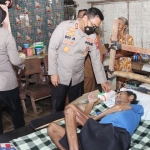 Kapolres Nganjuk AKBP Boy Jeckson Situmorang saat melihat kondisi kesehatan Agus Pujianto.