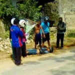 Kepala DKP Gresik Langu Pindingara ketika menyerahkan bantuan alat tangkap ikan. foto: SYUHUD/ BANGSAONLINE