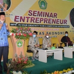 Bupati Yuhronur saat menjadi pembicara dalam seminar entrepreneur. (foto: ist)