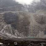 Tambang Grasberg atau Freeport di Papua, Indonesia. Lubang raksasa ini mulai digali tahun 1973, merupakan penghasil emas terbesar dan penghasil tembaga nomor tiga terbesar di dunia. OLIVIA RONDONUWU/AFP/Getty Images