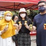 Bupati Kediri Hanindhito Himawan Pramana dan Istri saat mengunjungi pameran produk UMKM. (Foto: Ist.)