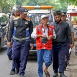 Dishub bersama Satpol PP dan Satsabhara Polrestabes Surabaya langsung mengamankan dua jukir di kawasan Jalan Semarang dan Jalan Bubutan untuk dikenakan sanksi tindak pidana ringan (tipiring), Sabtu (13/6/2026). Foto: Hms