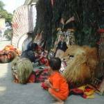Nampak beberapa warga sedang memfotokan anaknya bersama reog yang dijemur. (foto: dendi martoni/BANGSAONLINE)