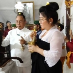 Pemuka agama Hindu Ida Pandita Agung Putra Nata Siliwangi Manuaba dari Bali saat memimpin upacara penyucian Arca Ganesha di Situs Ndalem Pojok. Foto: Ist. 