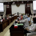 Pemkot Surabaya bersama instansi terkait menggelar rapat koordinasi terkait persiapan pengamanan jelang malam perayaan tahun baru dan pascalibur panjang. (foto: ist)