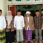 Prof Dr KH Asep Saifuddin Chalim (baju putih nomor 4 dari kiri) bersama Tuan Guru Haji Lalu Muhammad (TGH LM) Turmudzi Badruddin (nomor 5 dari kiri) dan Rektor UNU NTB Dr Baiq Mulianah (nomor tiga dari kiri). foto: bangsaonline.com