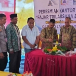 Direktur YLBH FT, Andi Fajar Yulianto (empat dari kiri), saat memotong tumpeng ketika launching kantor cabang di Tuban. Foto: Ist