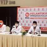 Irwan Setiawan, S. IP (tengah) Ketua DPW PKS Jatim periode 2020-2025 didampingi pengurus DPW yang baru dilantik saat memberikan keterangan pers di Surabaya. foto: DIDI ROSADI/ BANGSAONLINE