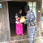 Salah satu warga Bahaur yang Ikut terdampak Covid-19 menerima pembagian sembako dari petugas Lanal Banjarmasin.