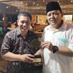 Dr. Surokim Abdussalam, Dekan FISIB Universitas Trunojoyo Madura menerima penghargaan Tokoh Muda Nahdliyin Inspiratif Jatim 2021 dari Forkom Jurnalis Nahdliyin. foto: istimewa