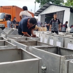 Ribuan kotak suara atau logistik untuk Pilbup atau Pilgub saat dijemur petugas. Mayoritas terendam air pasca Pasuruan diguyur hujan deras sekali sejak Rabu (20/6) malam kemarin.