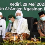 Dari kiri, Pengasuh Ponpes Al-Amin KH. Anwar Iskandar, Pengasuh Ponpes Lirboyo KH. Anwar Mansyur, dan Wali Kota Kediri Abdullah Abu Bakar saat menghadiri Konfercab NU ke IX Kota Kediri di Ponpes Al-Amin. foto: ist.