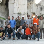 Rombongan Wakil Ketua DPRD Gresik Nur Qolib, Ketua AKD Nurul Yatim, dan Kades Sekapuk Abdul Halim berpose dengan latar belakang Setigi. foto: ist