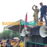 Kepala Desa Sukorejo, Fatkhur Rokhman, saat orasi di depan PT HHP. Foto: SYUHUD/BANGSAONLINE
