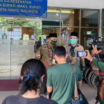 TES KESEHATAN: Bambang Haryo Soekartono (BHS)-M Taufiqulbar sesaat sebelum mengikuti tes kesehatan hari kedua, di RSU Dr. Soetomo, Rabu (9/9). foto: ist.