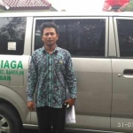 Kades Kumpulrejo, Ahmad Iksan, berpose di depan mobil siaga. foto: AHMAD/ BANGSAONLINE