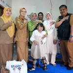 Wali Kota Kediri usai menyerahkan bantuan sosial kepada warga yang membutuhkan. Foto: Ist