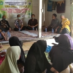 Kelompok Tani Wanita Madurasa saat mengikuti materi di rumah warga setempat.