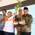 Bupati Sidoarjo saat menerima secara simbolis bibit bakau dari KKP RI.