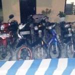 KABUR: Sepeda motor yang telah diamankan di Mapolsek Geneng karena ditinggal pemiliknya ketika ada razia balapan liar. foto: zainal abidin/ BANGSAONLINE