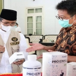 Direktur PT AMA, Recta Geson menyerahkan donasi Proem1 kepada Bupati Bangkalan, R. Abdul Latif Amin Imron. (foto: ist)