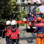 Personel gabungan saat simulasi penanganan kebakaran. (Dinas Kebakaran Kota Surabaya)