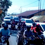 Nampak kepadatan kendaraan dari arah Lamongan yang menuju Jombang hendak melewati jembatan Ploso. foto: RONY S/ BANGSAONLINE