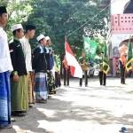 Wabup Jombang, Munjidah Wahab saat memberikan pengarahan kepada para santri yang akan napak tilas ke makam para pendiri NU, Jumat (14/10). Foto : ROMZA/BANGSAONLINE