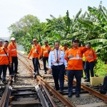 Petugas KAI Daop 8 saat melakukan inspeksi rel kereta api.