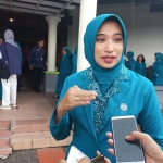 Ketua TP PKK Kabupaten Mojokerto, Shofiya Hana Al-Barra memberikan penjelasan kepada para awak media.