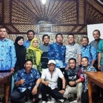 Ketua AKD Gresik Nurul Yatim bersama para kades usai pembentukan tim pengawal pembebasan banjir Kali Lamong. foto: ist.