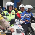 Wali Kota Batu Hj. Dewanti Rumpoko saat patroli menggunakan sepeda motor meninjau pos pengamanan Nataru. 