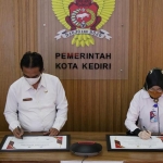 Kepala Dinas Kominfo Kota Kediri, Apip Permana dan Kepala Badan Pusat Statistik Kota Kediri, Lilik Wibawati saat menandatangani piagam. (foto: ist.)