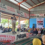 Cawapres No.1, A.Muhaimin Iskandar saat menyapa petani dan petambak di Desa  Tanggulrejo, Kecamatan Manyar. Foto: SYUHUD/BANGSAONLINE.com