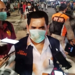 Kepala Disperindag Jatim, Dr. Drajat Irawan memberi keterangan kepada wartawan di Pasar Tradisional Keputran, Surabaya. foto: DIDI ROSADI/ BANGSAONLINE