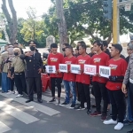 Anggota klub motor di Kota Probolinggo saat menyatakan dukungan tertib berlalu lintas dalam rangka memperingati Sumpah Pemuda ke-94.